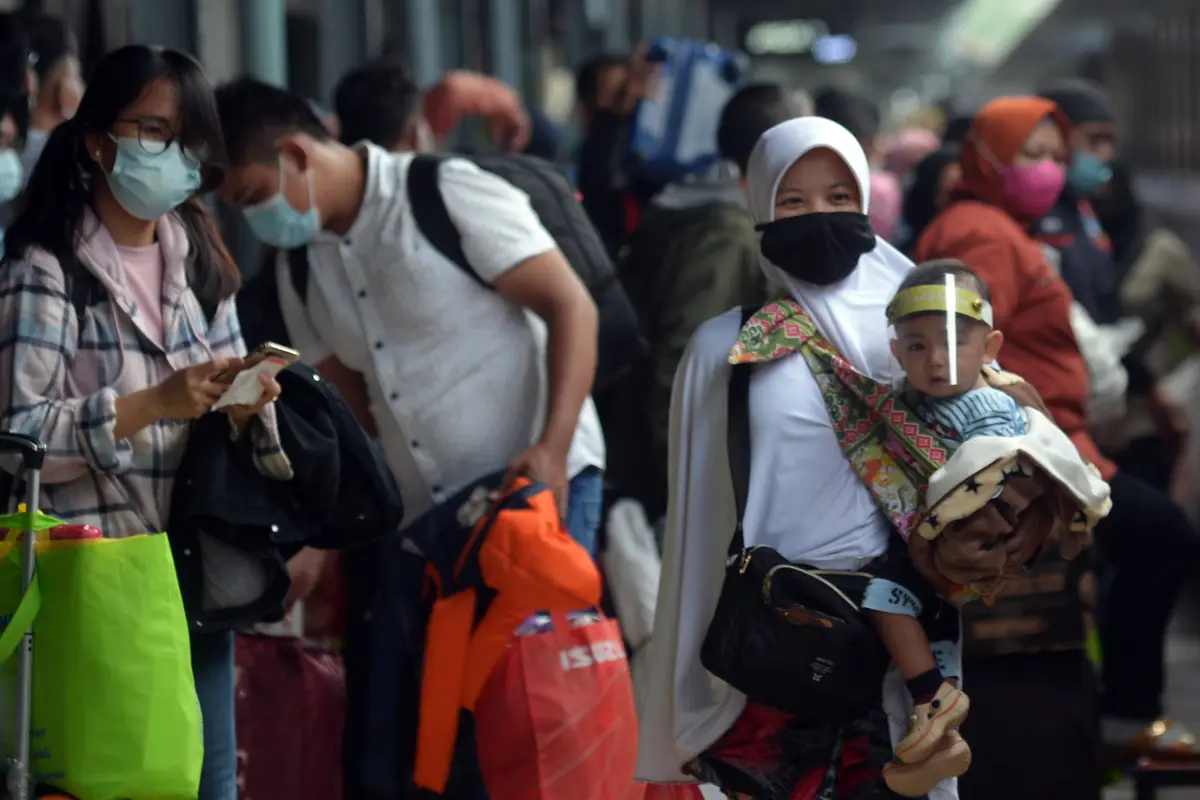 FOTO: Larangan Mudik Berakhir, Stasiun Senen Ramai Pemudik Susulan
