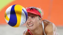 Atlet Voli Pantai asal Kanada, Heather Bansley berusaha mengambil bola saat laga melawan Tim Jerman di Olimpiade Rio 2016, Brasil pada 11 Agustus 2016. (REUTERS / Adrees Latif)