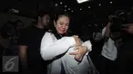 Mantan Anggota Komisi V DPR F-PDIP Damayanti Wisnu Putranti‎ menangis sambil memeluk erat putrinya, usai sidang pembacaan putusan di Pengadilan Tipikor, Jakarta, Senin (26/9). Damayanti dijatuhi hukuman 4 tahun 6 bulan penjara. (Liputan6.com/Helmi Afandi)