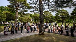 Pengunjung berbaris untuk mengambil foto di Kompleks Blue House sehari setelah dibuka untuk umum menyusul janji kampanye Presiden Korea Selatan Yoon Suk-yeol di Seoul, Korea Selatan, 11 Mei 2022. (ANTHONY WALLACE/AFP)