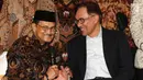 Presiden ke-3 RI Bacharuddin Jusuf Habibie berbincang dengan mantan Wakil PM Malaysia Anwar Ibrahim di kediamannya di Jakarta Selatan, Minggu (20/5). Dalam petemuan tertutup tersebut salah satunya membahas agenda reformasi. Liputan6.com/Angga Yuniar)