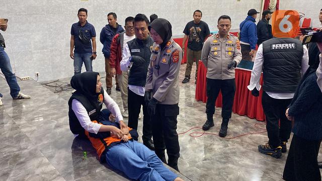 ART gondol perhiasan dan uang dollar di rumah majikan di Kota Sukabumi diamankan Satreskrim Polres Sukabumi Kota (Liputan6.com/Fira Syahrin).