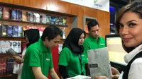 Najwa Shihab saat menjelajah pasar buku murah di Jakarta. (dok. Instagram @najwashihab/https://www.instagram.com/p/Bw1w6auj9vq/Putu Elmira)