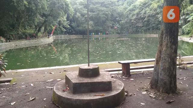 Tiang Bendera di kawasan Situs Rowo Bayu yang diduga dijadikan untuk membuka oleh- oleh kepala kera dari Desa Penari (Hermawan Arifianto/Liputan6.com)