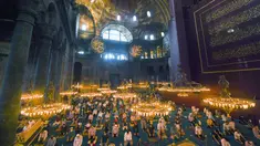 Jemaah mengenakan masker dan menerapkan jaga jarak untuk menghindari penularan COVID-19 saat melaksanakan salat Idul Adha di Hagia Sophia, Istanbul, Turki, Jumat (31/7/2020). Ini merupakan salat Idul Adha pertama di Hagia Sophia setelah dialihfungsikan dari museum menjadi masjid. (Pool via AP)