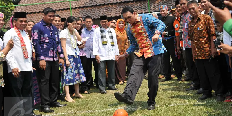 20151022-Ahok Jajal Main Bola saat Resmikan RPTRA Cililitan-Jakarta