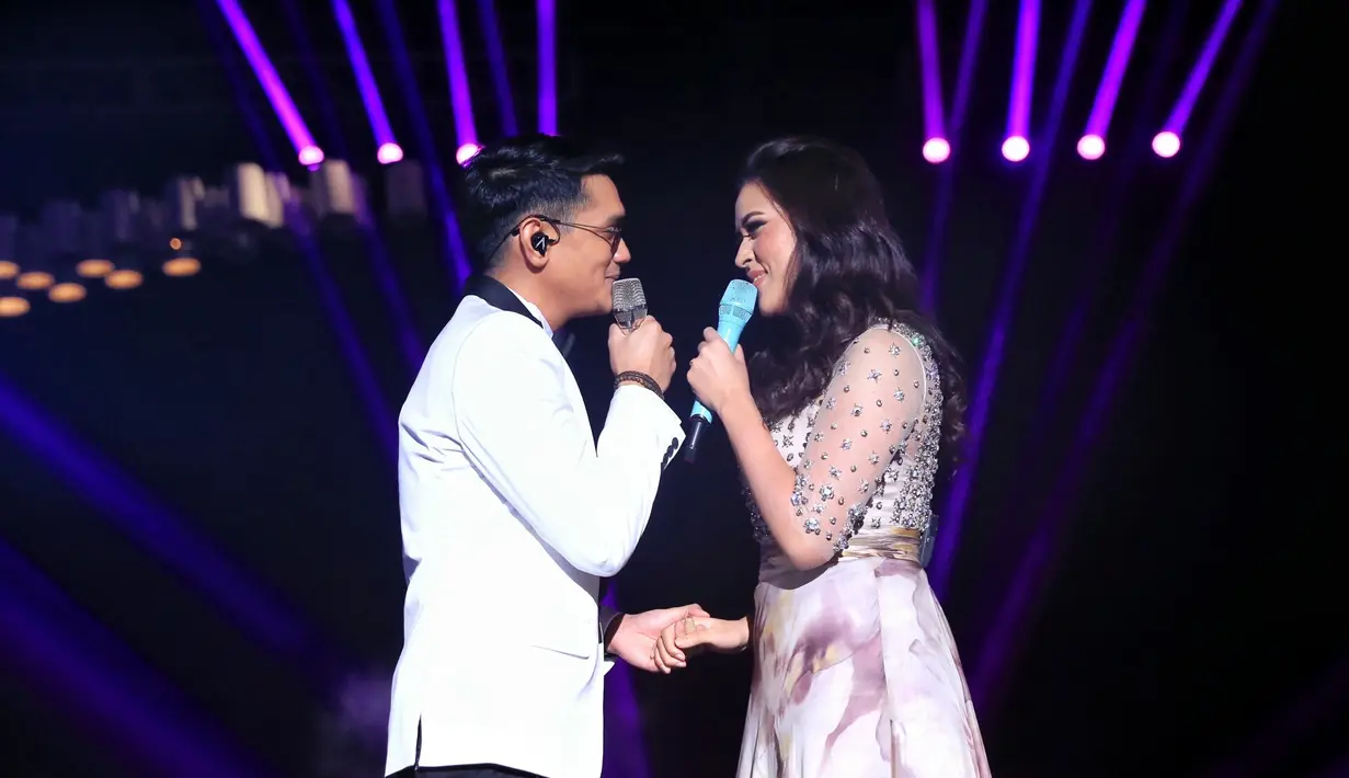 Meski tanpa latihan, penampilan Raisa berkolaborasi dengan Afgan tetap memukau para penonton yang hadir di malam puncak HUT SCTV ke-26 pada 24 Agustus silam yang berlangsung di Istora Senayan, Jakarta. (Adrian Putra/Bintang.com)