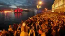 Orang-orang menonton kembang api dan perahu berlayar merah saat White Nights Festival di St.Petersburg, Rusia (24/6). Atraksi terbesar untuk memperingati White Nights adalah Alye Parusa atau Scarlet Sails (Layar Merah). (AP/Dmitri Lovetsky)
