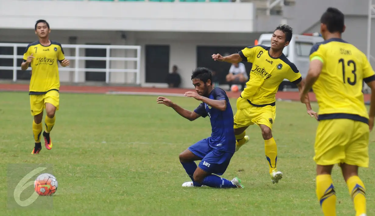 Bek Jawa Barat, Agil Munawar (kedua kiri) terjatuh saat berebut bola dengan pemain Jawa Tengah di laga perdana sepakbola Grup A PON XIX Jabar di Stadion Pakansari, Bogor, Rabu (14/6). Jabar unggul 2-1 atas Jateng. (Liputan6.com/Helmi Fithriansyah)