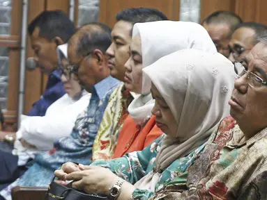 Terdakwa kasus suap pengadaan barang dan jasa di Pemkot Kendari, Asrun bersama anaknya yang juga Wali Kota Kendari nonaktif, Adriatma Dwi Putra saat menjalani sidang vonis di Pengadilan Tipikor, Jakarta, Rabu (31/10). (Liputan6.com/Herman Zakharia)