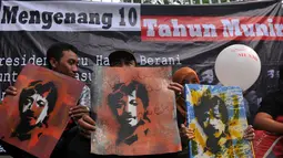 Dalam aksi memperingati 10 tahun tewasnya Munir, para massa itu membawa spanduk dan poster bergambar aktivis HAM tersebut, Jakarta, (8/9/14). (Liputan6.com/Johan Tallo)