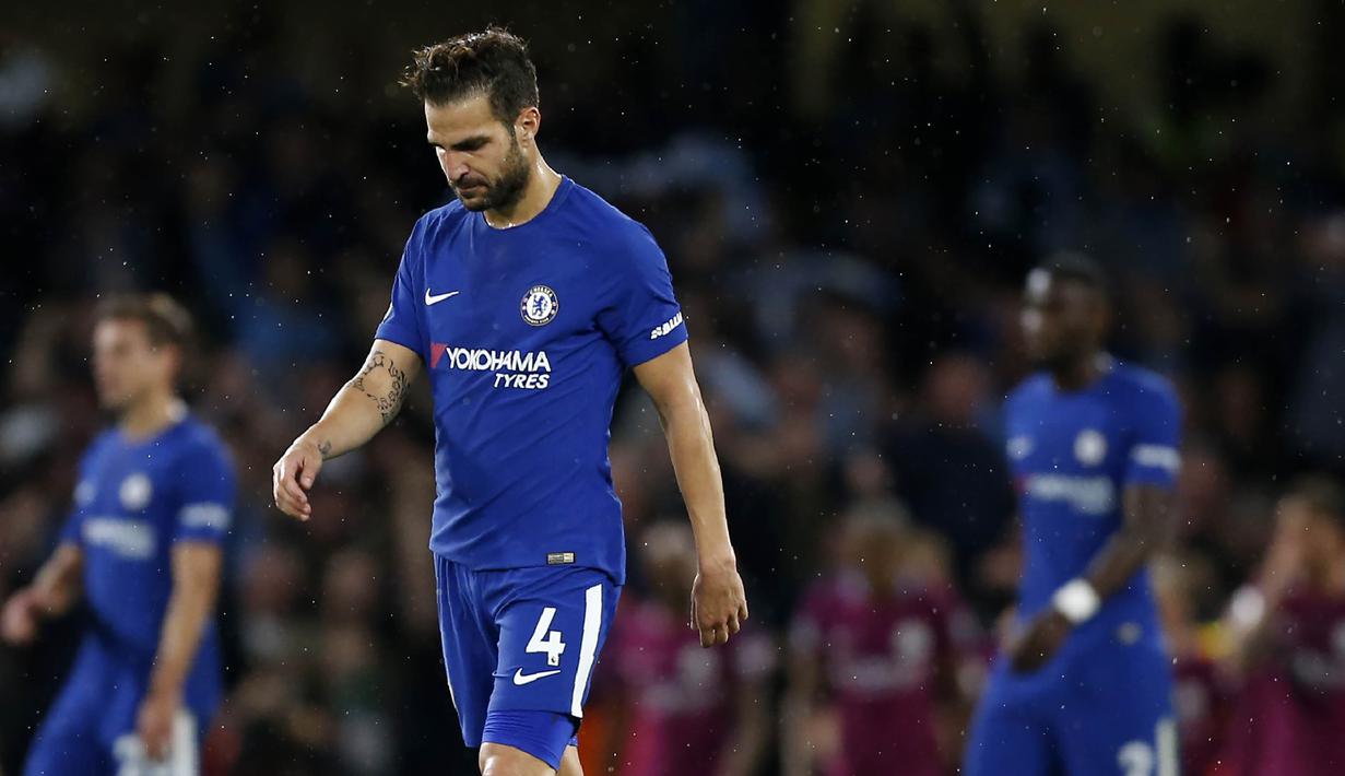 Gelandang Chelsea, Cesc Fabregas, tampak kecewa setelah dikalahkan Manchester City pada laga Premier League di Stadion Stamford Bridge, London, Sabtu (30/9/2017). Chelsea kalah 0-1 dari City. (AFP/Ian Kington)