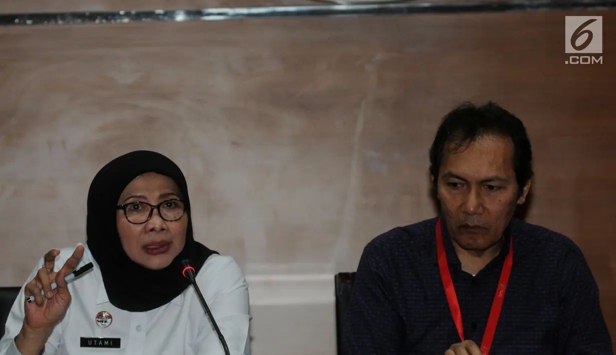 Dirjen PAS, Sri Puguh Budi Utami dan Wakil Ketua KPK Saut Situmorang memberikan keterangan usai rapat koordinasi di Gedung KPK, Jakarta, Selasa (19/3). Dirjen PAS menemui pimpinan KPK untuk berkoordinasi tentang tata kelola lapas (merdeka.com/Dwi Narwoko)