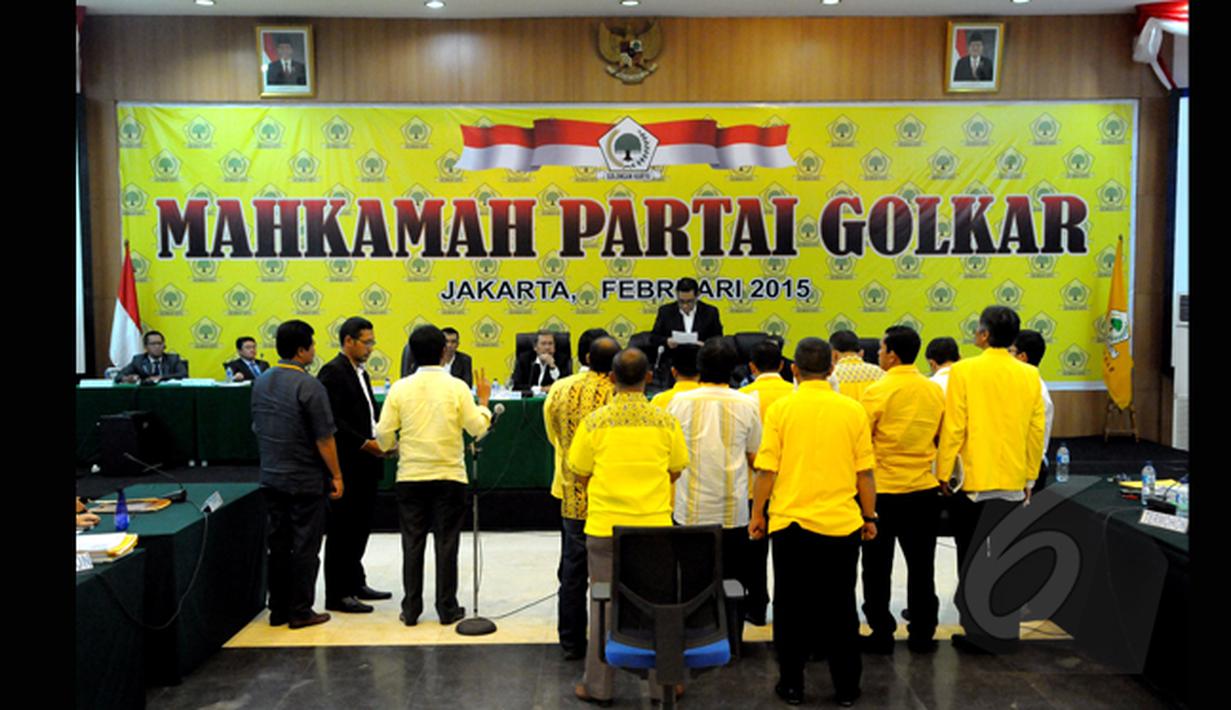 13 saksi dari kubu Aburizal Bakrie melakukan pengambilan sumpah saat sidang Mahkamah Partai Golkar di DPP Partai Golkar, Jakarta, Rabu (25/2/2015). Sidang digelar untuk mendamaikan dua kubu Aburizal Bakrie dan Agung Laksono. (Liputan6.com/Andrian M Tunay)