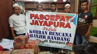 Beberapa anggota Pasoepati Jayapura menggalang aksi sosial untuk korban bencana banjir bandang Sentani. (Istimewa)
