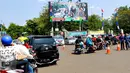 Antrian sepeda motor yang hendak ingin memasuki lokasi wisata Kebun Binatang Ragunan, Jakarta Selatan, Sabtu (18/7/2015). Tingginya antusias warga yang datang membuat lahan parkir di Ragunan penuh. (Liputan6.com/Yoppy Renato)