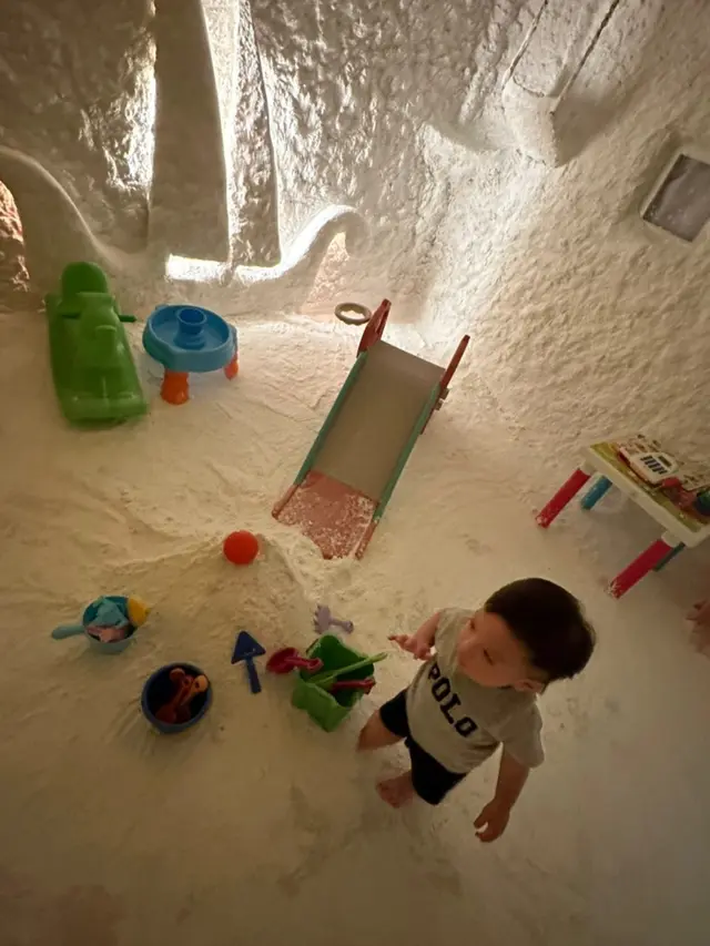 Baby Izz jalani salt therapy. (Foto: Instagam Stories nikitawillyofficial94)