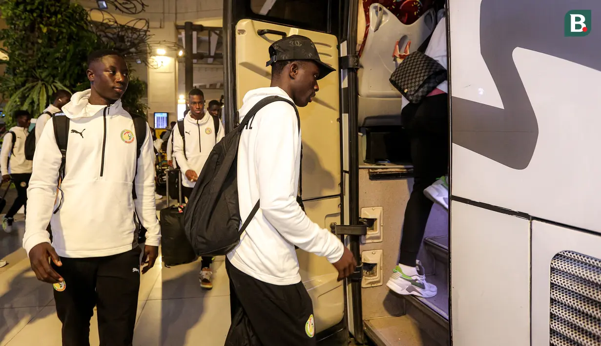<p>Sejumlah pemain Timnas Senegal U-17 menaiki bus saat kedatangan di Terminal 3 Bandara Soekarno Hatta, Tangerang, Banten menjelang Piala Dunia U-17 2023 pada Rabu (01/11/2023). (Bola.com/Bagaskara Lazuardi)</p>