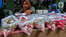 Warga membeli bunga tabur di pasar bunga Rawa Belong, Jakarta, Jumat (17/3/2023). Penjualan bunga tabur mengalami peningkatan saat tradisi ziarah kubur menjelang bulan Ramadhan. (Liputan6.com/Angga Yuniar)