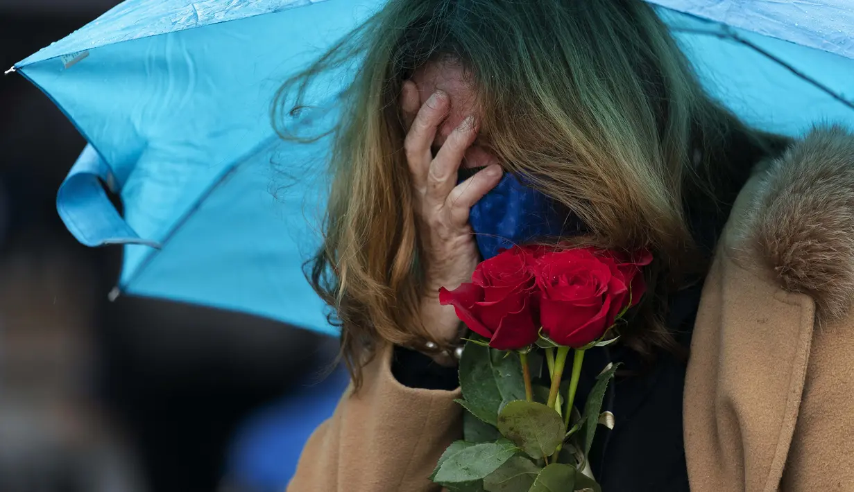 Nannette Forteza menghadiri peringatan bagi para korban kecelakaan American Airlines 587 di Belle Harbor, New York, 12 November 2020. Suaminya Anthony tewas dalam kecelakaan itu, 12 November 2001 tak lama setelah lepas landas dari Bandara Internasional John F. Kennedy. (AP Photo/ Mark Lennihan)