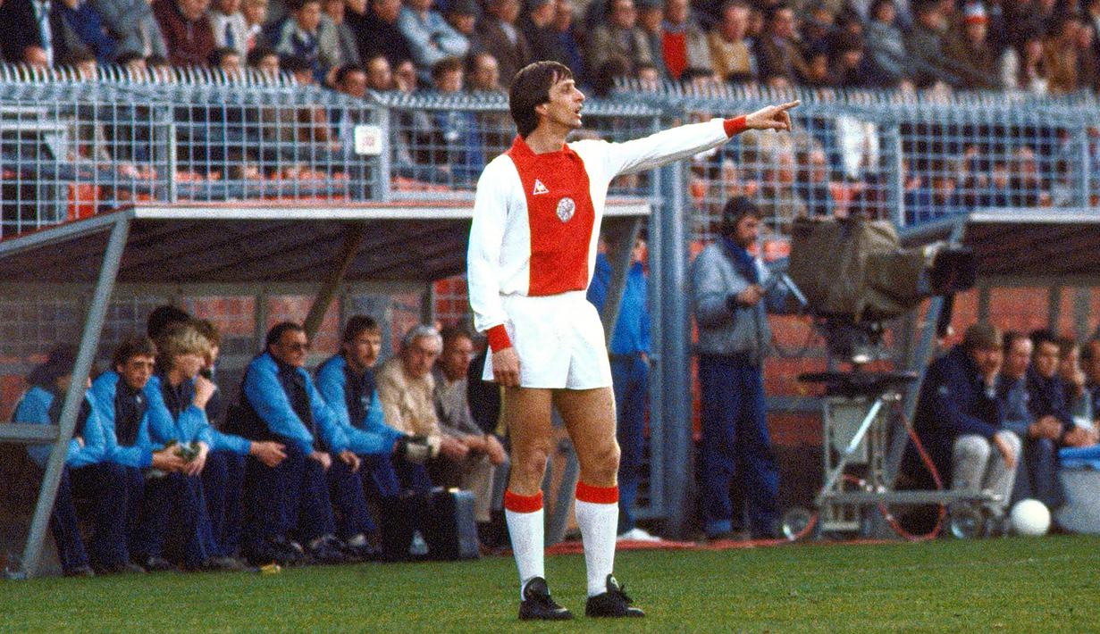 1. Johan Cruyff - Legenda sepak bola dunia ini memulai karier di Ajax Amsterdam pada periode 1964 hingga 1973 sebelum akhirnya pindah ke Barcelona. Menorehkan catatan fantastis 190 gol dalam 240 penampilan bersama de Amsterdammers. (AFP/Cor Mulder)