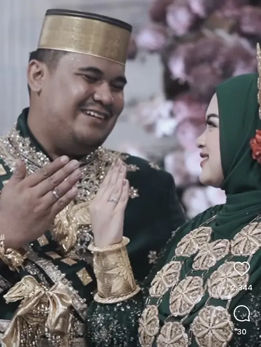 Ia pun tampil dengan songkok Pa'biring atau Songkok Recca seperti peci warna keemasan yang dikenakan di kepalanya. [@morningviewphoto]