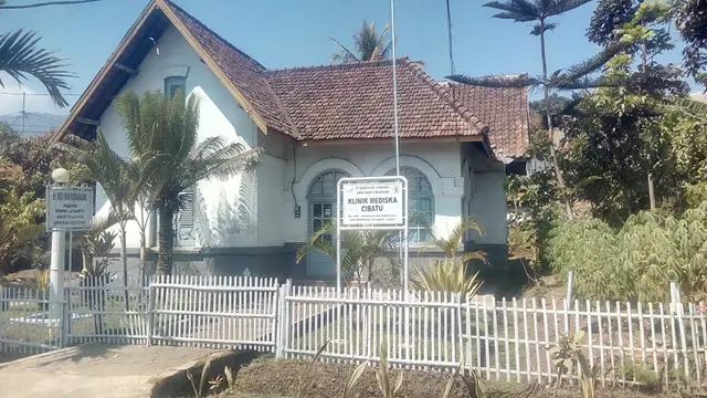 Klinik Mediska, salah satu bangunan di bilangan jalan Veteran komplek Stasiun Cibatu, yang akan kembali diperbaiki pemerintah dalam proses reaktivasi kereta api oleh pemerintah.