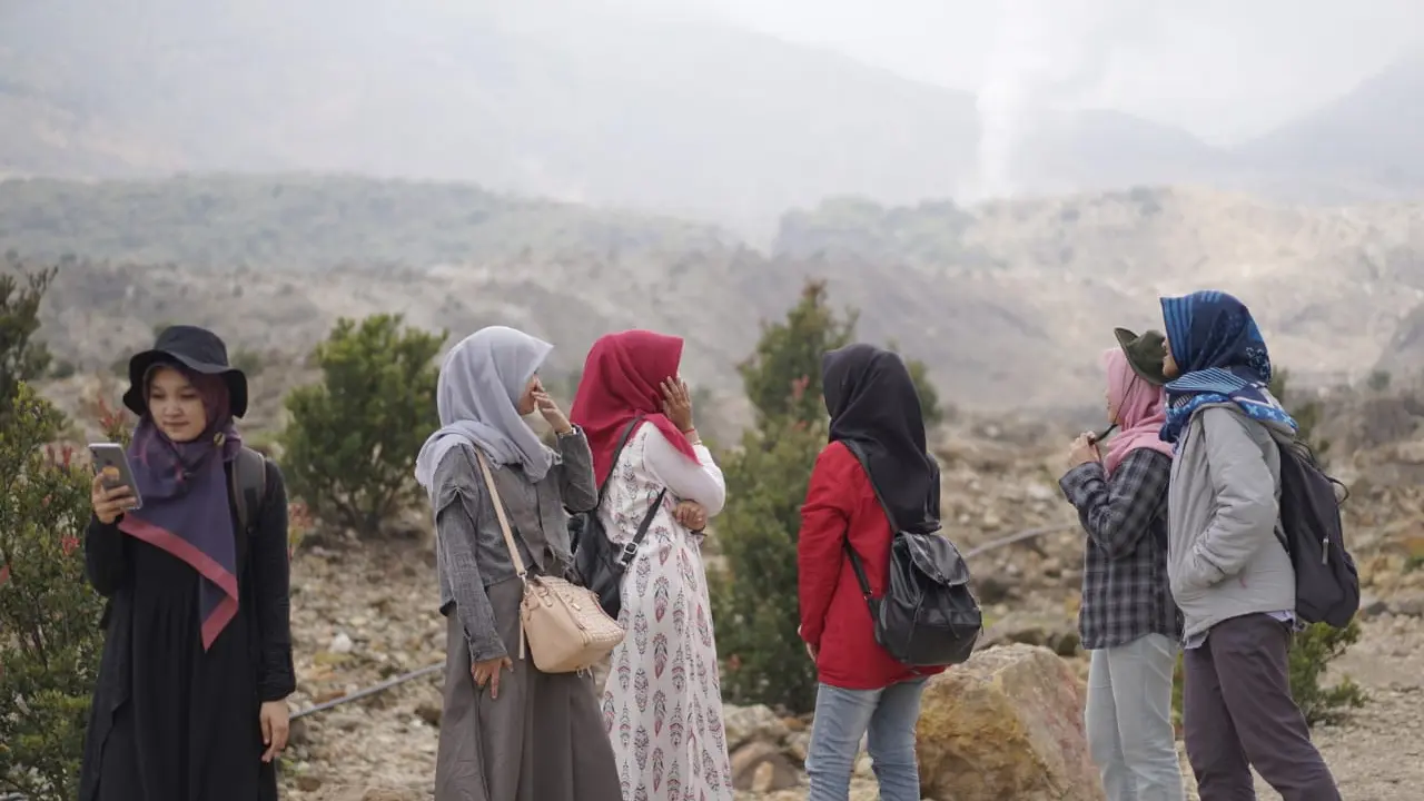 Selain berwisata di alam terbuka yang terkenal dingin dan sejuk tersebut, nampak para pengunjung TWA Papandayan, Garut, Jawa Barat, bisa langsung melakukan akses komunikasi dengan cepat.