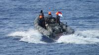 Salah seorang ABK  jatuh ke laut saat perjalanan berlayar dari Rusia menuju Malaysia di perairan ZEEI (7 NM di dalam Landas Kontinen) Laut Natuna Utara sekitar pukul 00.15 WIB. (Foto: Liputan/Ady Anugrahadi)