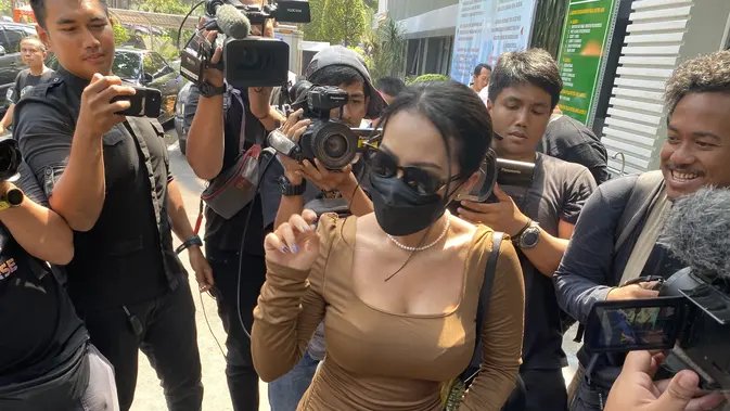 Selebgram Siskaeee memenuhi panggilan penyidik Ditreskrimsus Polda Metro Jaya hari ini, Senin (25/9/2023). Dia diperiksa sebagai saksi kasus rumah produksi film porno di Jaksel. (Liputan6.com/Ady Anugrahadi)