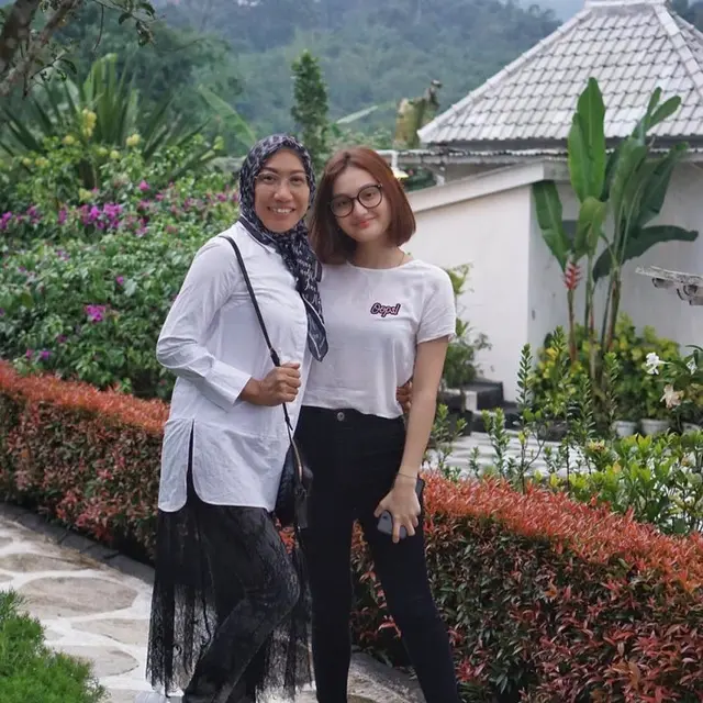 6 Momen Kedekatan Laura Jackson dengan Keluarga Sang Kekasih, Sudah Akrab