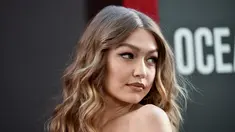 Model Gigi Hadid berpose saat tiba menghadiri pemutaran perdana "Ocean's 8" di Alice Tully Hall di New York, AS  (5/6). Gigi Hadid tampil cantik dan seksi dengan balutan gaun Vera Wang hitam dengan belahan paha tinggi. (AP Photo/Evan Agostini)