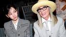 <p>Karina juga berpose bersama Diane Keaton yang duduk tepat di sampingnya.</p>