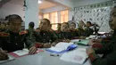 Para siswa mengikuti kelas biologi di Sekolah Revolusioner Mangyongdae, Korea Utara, 10 April 2018.  Ada sekitar 1.000 anak laki-laki yang menimba ilmu dengan Sistem pendidikan yang kini diubah menjadi semimiliter. (ED JONES/AFP)