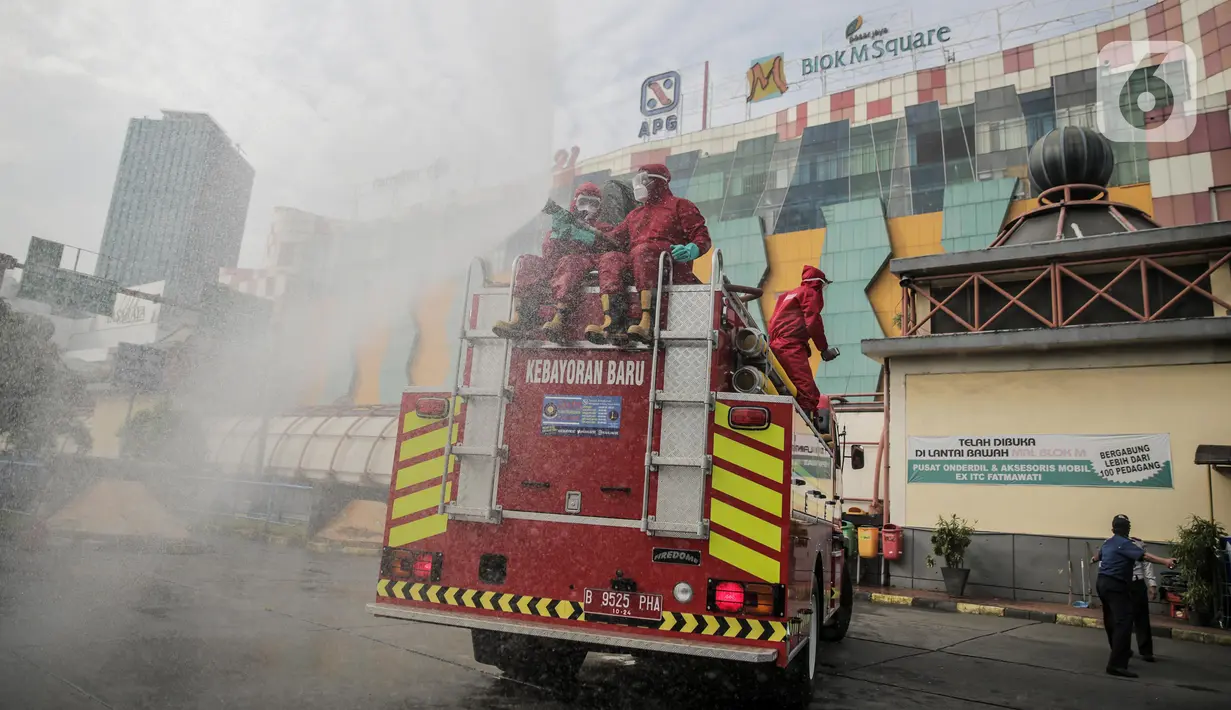 Petugas Damkar saat menyemprotkan cairan disinfektan di kawasan Terminal bus dan Blok M Square, Jakarta, Selasa (23/6/2020). Penyemprotan cairan disinfektan tersebut bertujuan untuk mencegah penyebaran COVID-19. (Liputan6.com/Faizal Fanani)