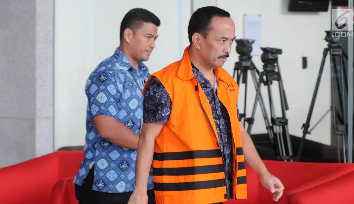 Wali Kota nonaktif Blitar Muhammad Samanhudi Anwar usai pemeriksaan di Gedung KPK, Kamis (26/7). Samanhudi diperiksa sebagai tersangka untuk melengkapi berkas kasus suap ijon proyek pembangunan sekolah lanjutan pertama di Blitar  (Merdeka.com/Dwi Narwoko)