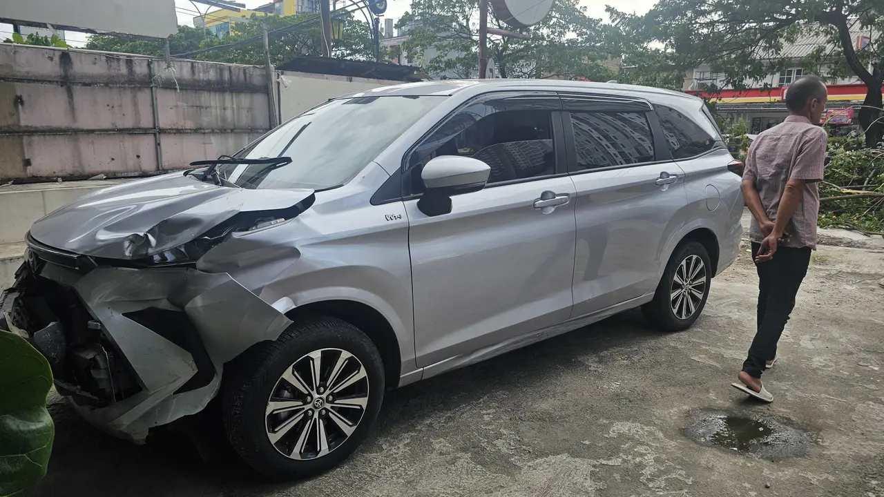 Mobil di Depok rusak tertimpa pohon. (Dicky Agung Prihanto)