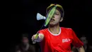 Pebulu tangkis Jepang, Kodai Naraoka dari tim Rockets berusaha mengembalikan kok ke arah pebulu tangkis tunggal putra Indonesia, Anthony Ginting dari tim Hurricanes dalam laga tunggal putra Badminton XL 2025 di Istora Senayan, Jakarta, Minggu (05/10/2025). (Bola.com/Bagaskara Lazuardi)