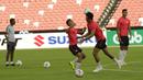 Para pemain Singapura tampak rileks saat latihan jelang laga Piala AFF 2018 di Stadion Nasional, Singapura, Kamis (8/11). Singapura akan melawan Timnas Indonesia. (Bola.com/M. Iqbal Ichsan)