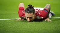 Pemain Manchester United Alex Telles terjatuh di lapangan saat menghadapi Real Sociedad pada pertandingan leg kedua babak 32 besar Liga Europa di Old Trafford, Manchester, Inggris, Kamis (25/2/2021). Laga berakhir 0-0 dan MU lolos ke babak 16 besar. (AP Photo/Dave Thompson)