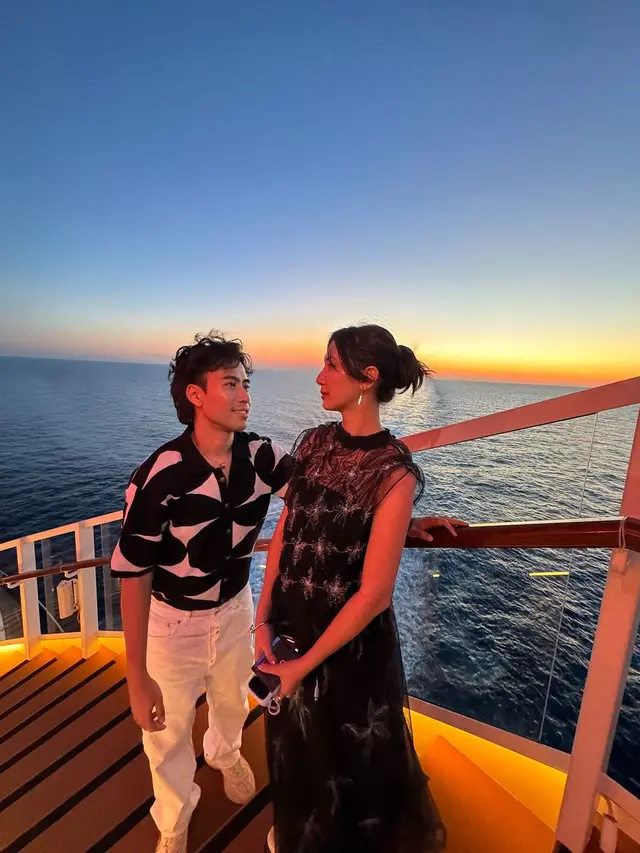 7 Potret Vidi Aldiano dan Sheila Dara Liburan di Santorini, Pamer Kemesraan