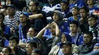 Suporter Persib tampak sedih usai dikalahkan PSM pada laga Piala Presiden di Stadion GBLA, Bandung, Jumat (26/1/2018). Persib tersingkir dari Piala Presiden 2018 setelah takluk 0-1 dari PSM. (Bola.com/M Iqbal Ichsan)