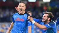 Napoli menjadi salah satu tim kejutan di fase grup Liga Champions 2022/2023 hingga matchday ke-5. Mereka telah memastikan lolos ke babak 16 Besar dengan hasil sempurna, mengoleksi 15 poin dari 5 laga dan sementara memuncaki klasemen Grup A mengangkangi Liverpool yang jauh lebih diunggulkan. Performa menawan Napoli di Liga Champions musim ini tak lepas dari penampilan impresif 5 penggawanya yang berkontribusi besar dalam pencapaian mereka. (AFP/Alberto Pizzoli)