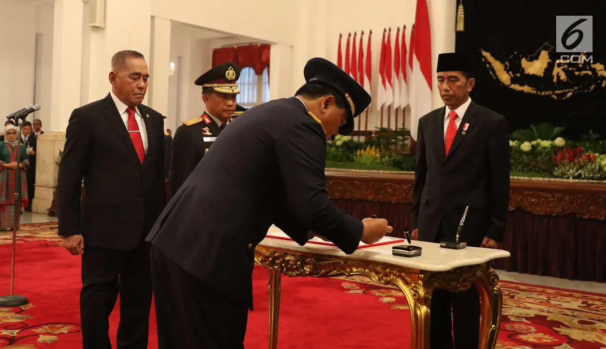 Marsekal Hadi Tjahjanto menandatangani nota pelantikan sebagai Panglima TNI di Istana Negara, Jakarta, Jumat (8/12). Presiden Jokowi resmi melantik Hadi Tjahjanto sebagai Panglima TNI mengantikan Gatot Nurmantyo. (Liputan6.com/Angga Yuniar)