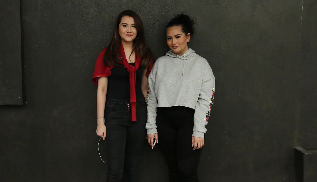 Dalam penggarapan video klipnya, ia melibatkan kedua anaknya Aaliyah Massaid dan Zahwa Rezi Massaid. Cinta yang lebih universal dijadikan tema lagu yang diciptakan tersebut. (Nurwahyunan/Bintang.com)