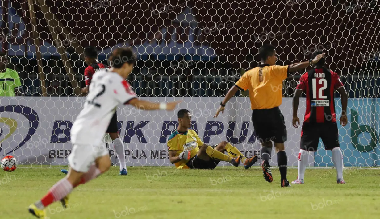 Proses terjadinya gol Persija yang dicetak Ade Jantra ke gawang Persipura pada laga Torabika Soccer Championship 2016 di Stadion Mandala, Jayapura, Jumat (29/4/2016). (Bola.com/Nicklas Hanoatubun)
