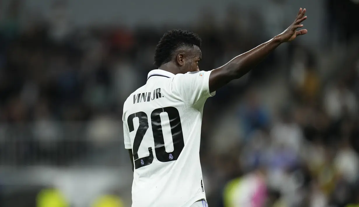 Penyerang Real Madrid, Vinicius Junior merayakan setelah mencetak gol keempat timnya ke gawang Celtik selama pertandingan pertandingan lanjutan Grup F Liga Champions di stadion Santiago Bernabeu di Madrid, Spanyol, Kamis (3/11/2022). Real Madrid menang telak atas Celtic dengan skor 5-1. (AP Photo/Manu Fernandez)