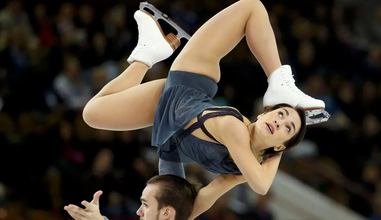 Ksenia Stolbova dan Fedor Klimov dari Rusia beraksi dalam kompetisi figure skating Skate America di Milwaukee, Wisconsin, AS, Sabtu (24/10/2015). (Reuters/Lucy Nicholson)