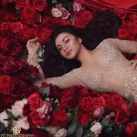 Ariel Tatum berpose di atas mawar (Instagram/fdphotography90)