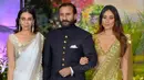 Saif Ali Khan dan sang istri, Kareena Kapoor terlihat hadir di pesta pernikahan Sonam Kapoor. Tak hanya berdua, mereka terlihat bersama dengan Karisma Kapoor. (Foto: instagram.com/instantbollywood)